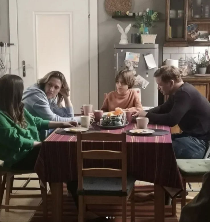 Barwy szczęścia po wakacjach 2023. Emil (Artem Malashchuk), Asia (Anna Gzyra), Agata (Natalia Zambrzycka)