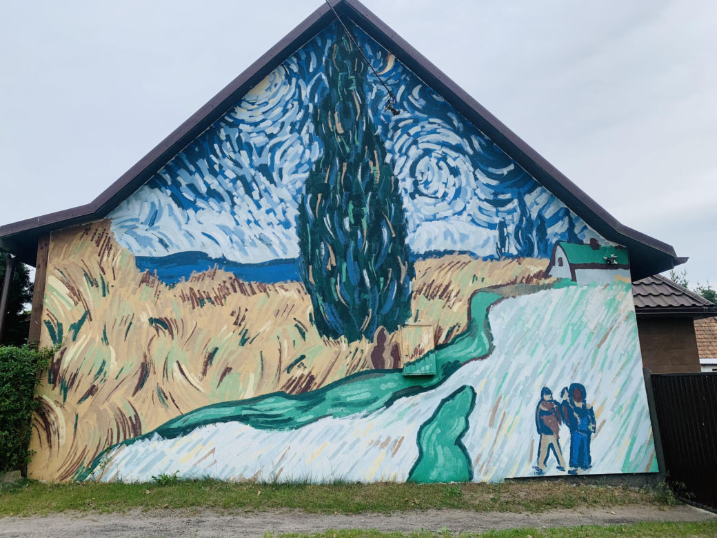 Kolorowe domy inspirowane twórczością Vincenta van Gogha zamieniły wieś liczącą zaledwie stu mieszkańców w prawdziwą atrakcję turystyczną