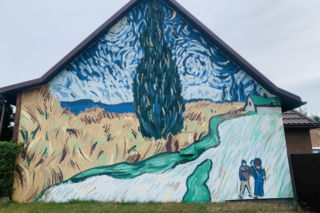 Kolorowe domy inspirowane twórczością Vincenta van Gogha zamieniły wieś liczącą zaledwie stu mieszkańców w prawdziwą atrakcję turystyczną
