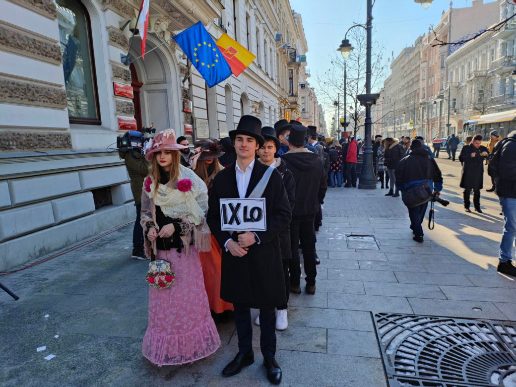 Polonez dla Łodzi. Zobacz, jak zatańczyli go mieszkańcy