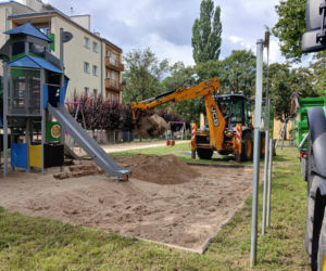 Ktoś rozbił szybę tam, gdzie bawią się dzieci. Policja szuka sprawcy