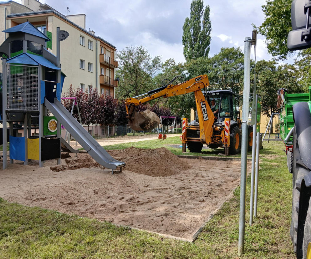 Rozbita szyba w piaskownicy! Dzieci mogły się poważnie poranić. Plac zabaw natychmiast zamknięto