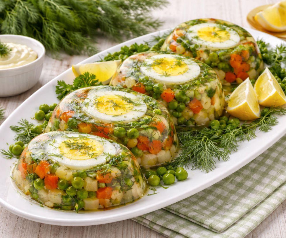 Galaretka z jajkiem i koperkiem