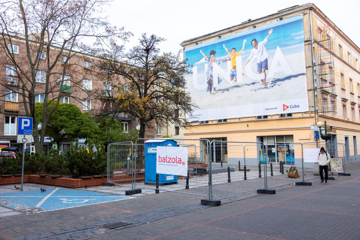Przykłady reklam w przestrzeni miejskiej Warszawy