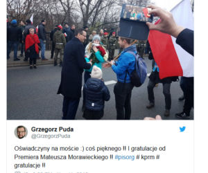 Oświadczył się na Marszu Niepodległości. Premier Mateusz Morawiecki pogratulował zaręczyn