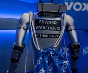 Robot Edward w VOX FM