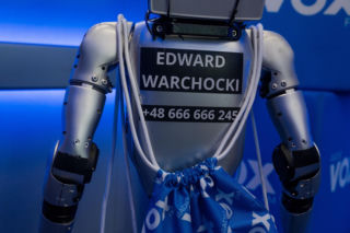 Robot Edward w VOX FM