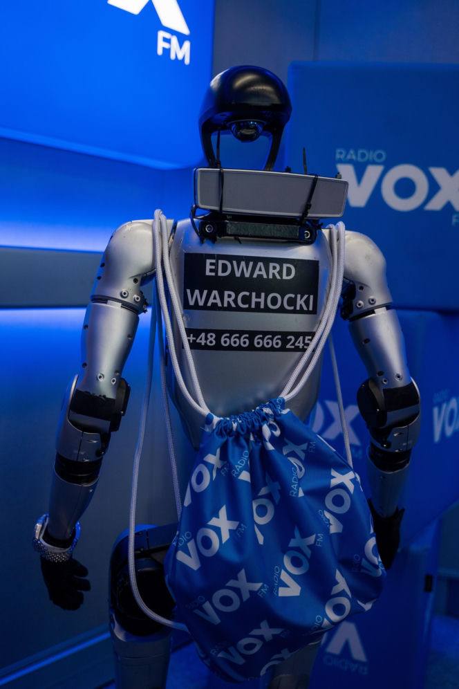 Robot Edward w VOX FM