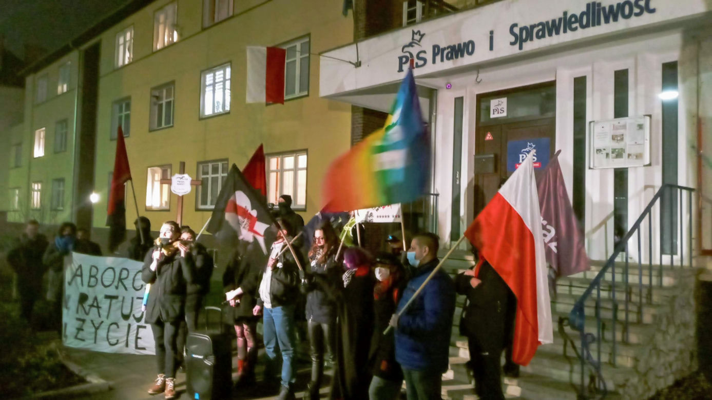Strajk Kobiet w Szczecinie: Manifestacja pod siedzibą PiS - 27 stycznia 2021 r.