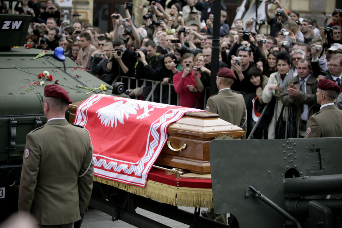 Morze łez, setki krakowian na ulicach. Tak żegnano ofiary katastrofy smoleńskiej 10 lat temu