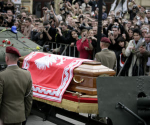 Morze łez, setki krakowian na ulicach. Tak żegnano ofiary katastrofy smoleńskiej 10 lat temu