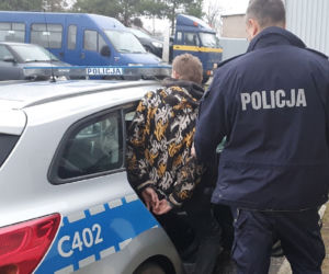 Izbica Kujawska. Desperat groził policjantom ŚMIERCIĄ! Użył NOŻY!