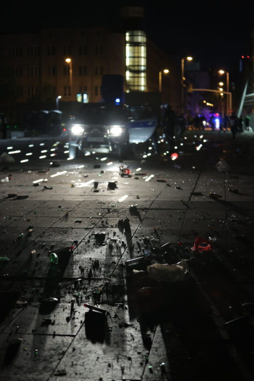 Mistrzowski autobus Legii Warszawa świętował pod pomnikiem Syrenki
