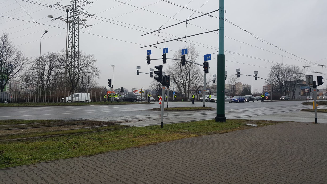 Nieopierzeni policjanci sterują ruchem w Chorzowie [ZDJĘCIA]