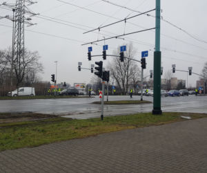 Nieopierzeni policjanci sterują ruchem w Chorzowie [ZDJĘCIA]