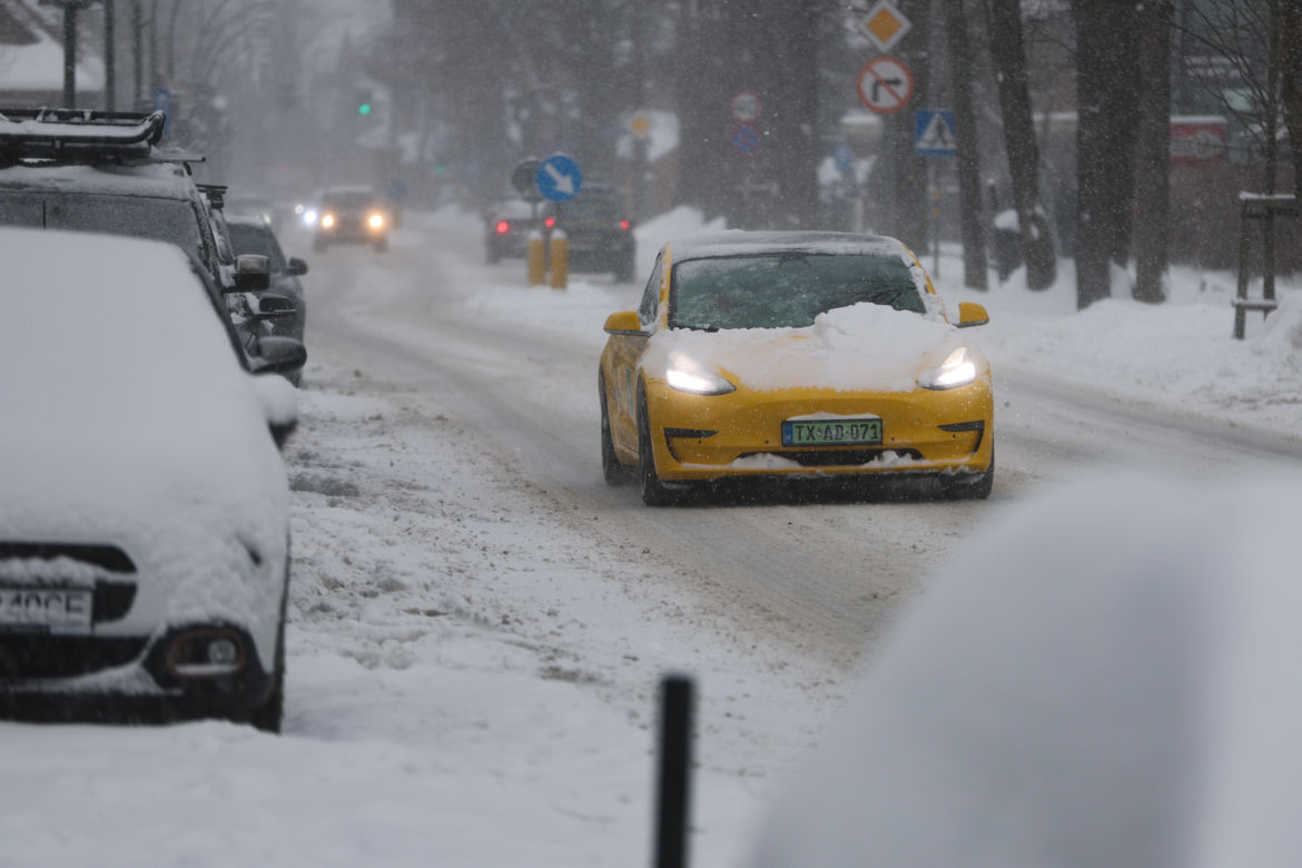 Zakopane pod śniegiem. Miasto ma problem z opadami