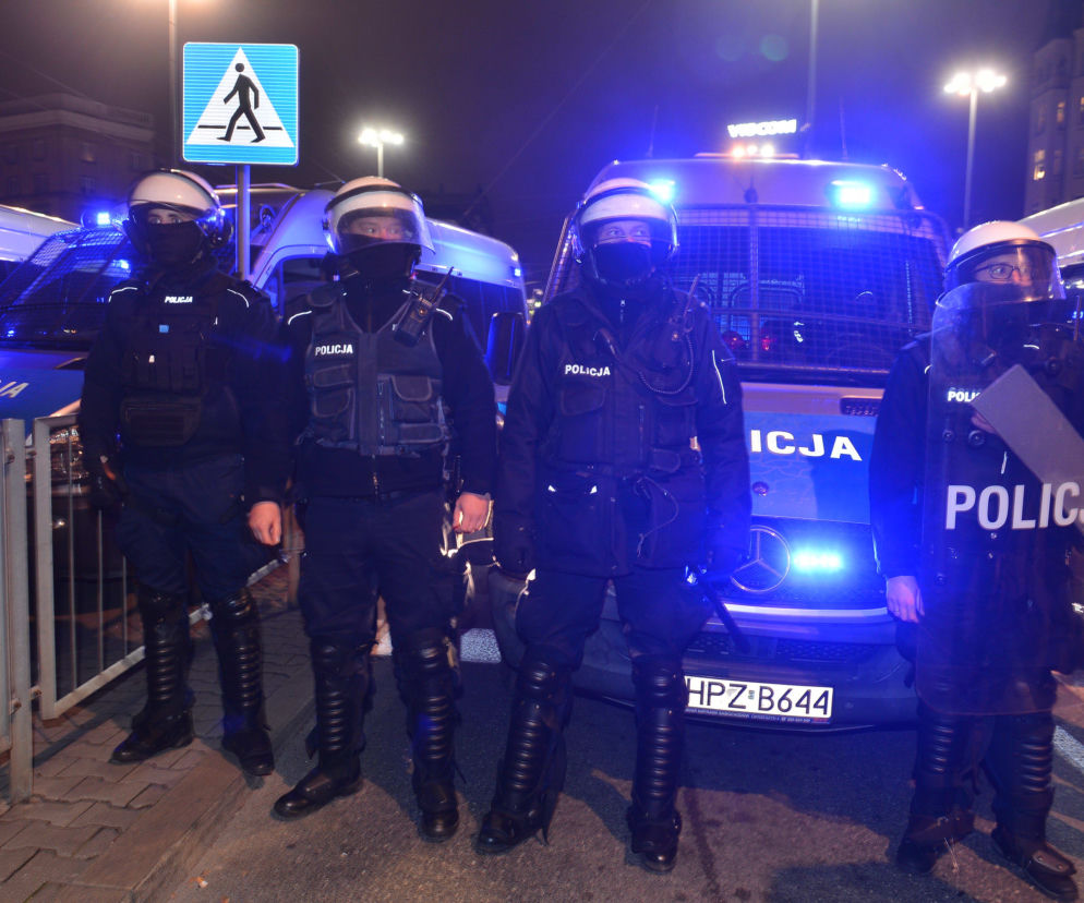 Protestowali przed sądem. Policja zrobiła nalot, kilka osób jest zatrzymanych