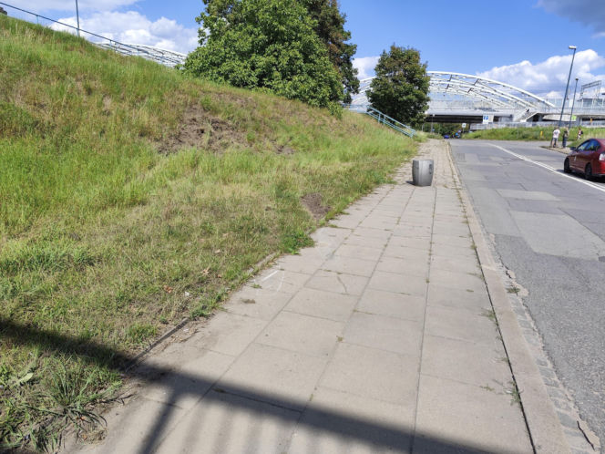 Tragedia w Krakowie. Nie żyją dwie osoby potrącone przez samochód na chodniku
