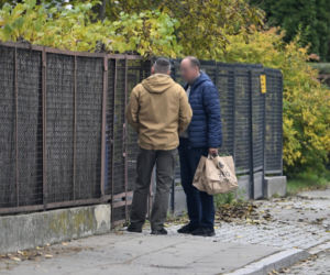 Prezes Kaczyński chory. Kierowca przywiózł mu zakupy do domu