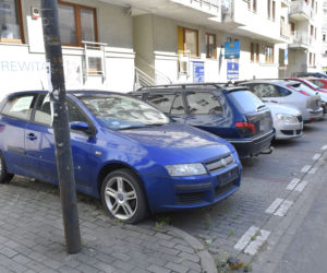 Wraki blokują miejsca parkingowe