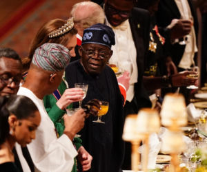 Wszyscy mówią o księżnej Kate. Na głowie ma tiarę Diany, w uszach kolczyki zmarłej królowej