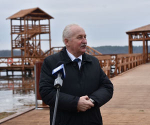 Pomost w Szczuplinach oficjalnie otwarty! Jezioro Rumian można podziwiać z drewnianej wieży [ZDJĘCIA]