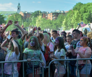 W Lubinie wybuchła bitwa... na kolorowe proszki. Zobacz zdjęcia z Festiwalu Kolorów! [GALERIA]