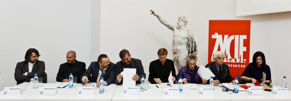 Jury konkursu w składzie: Marek Sietnicki, Robert Konieczny, Jerzy Grochulski, Wojciech Gęsiak, Mirosław Bałka, Anda Rottenberg, Dariusz Kozłowski, Ewa P. Porębska