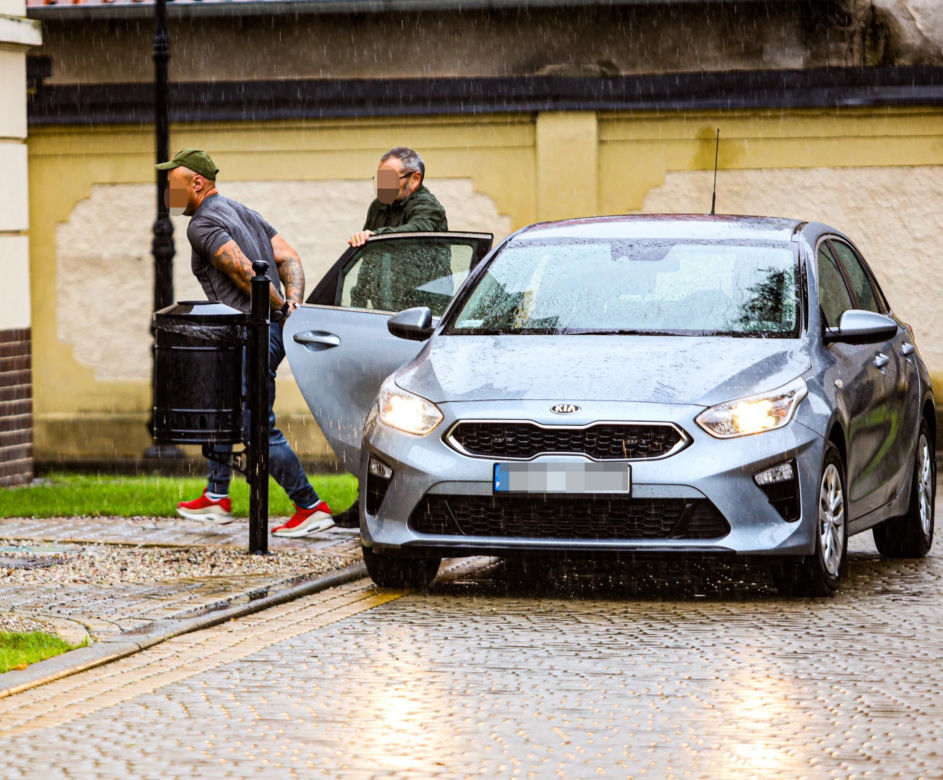 Papieros w jednej ręce, kradziona biżuteria - w drugiej. Beztroski złodziej w rękach policji