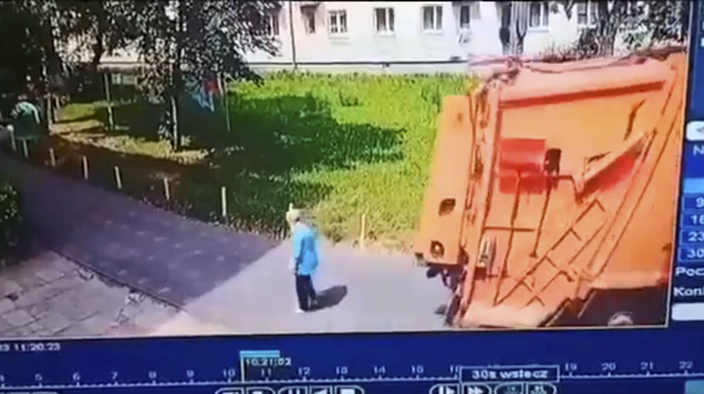 Wyciekło drastyczne nagranie. Śmieciarka zmiażdżyła spacerującą po chodniku emerytkę 