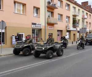 Wojskowa parada w Międzyrzeczu. 