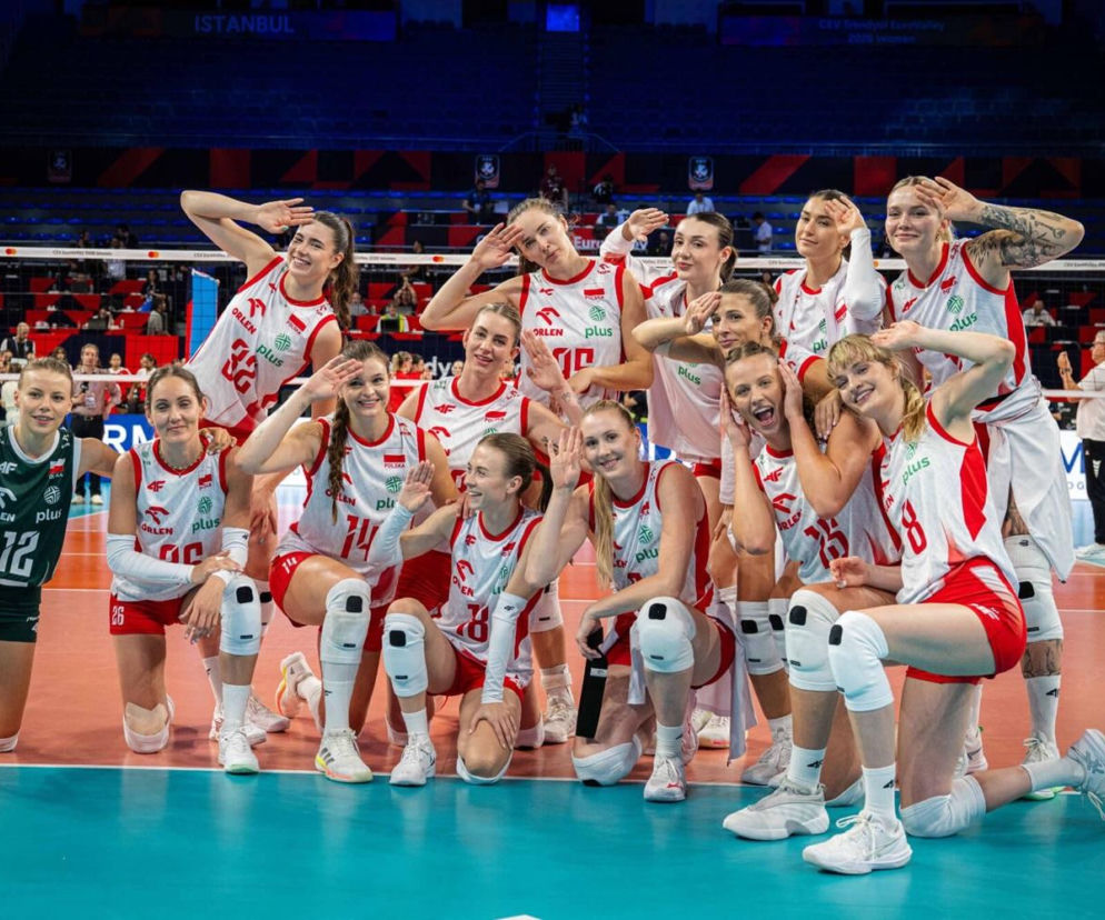 Polskie siatkarki pozują na boisku w Stambule. O terminarzu Polek na ME 2026 przeczytasz na SE Supersport.