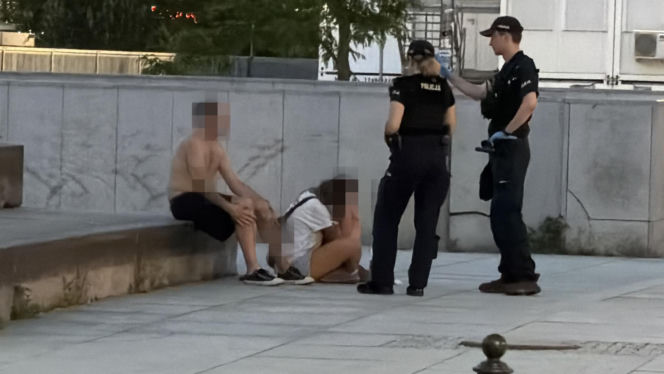 Nietrzeźwy mężczyzna tańczył na murku, stracił równowagę i spadł na podjazd garażu podziemnego