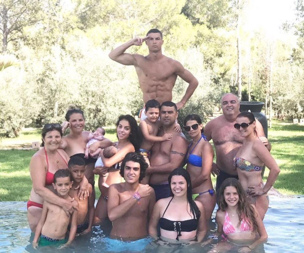 Cristiano Ronaldo i jego dzieci oraz rodzina