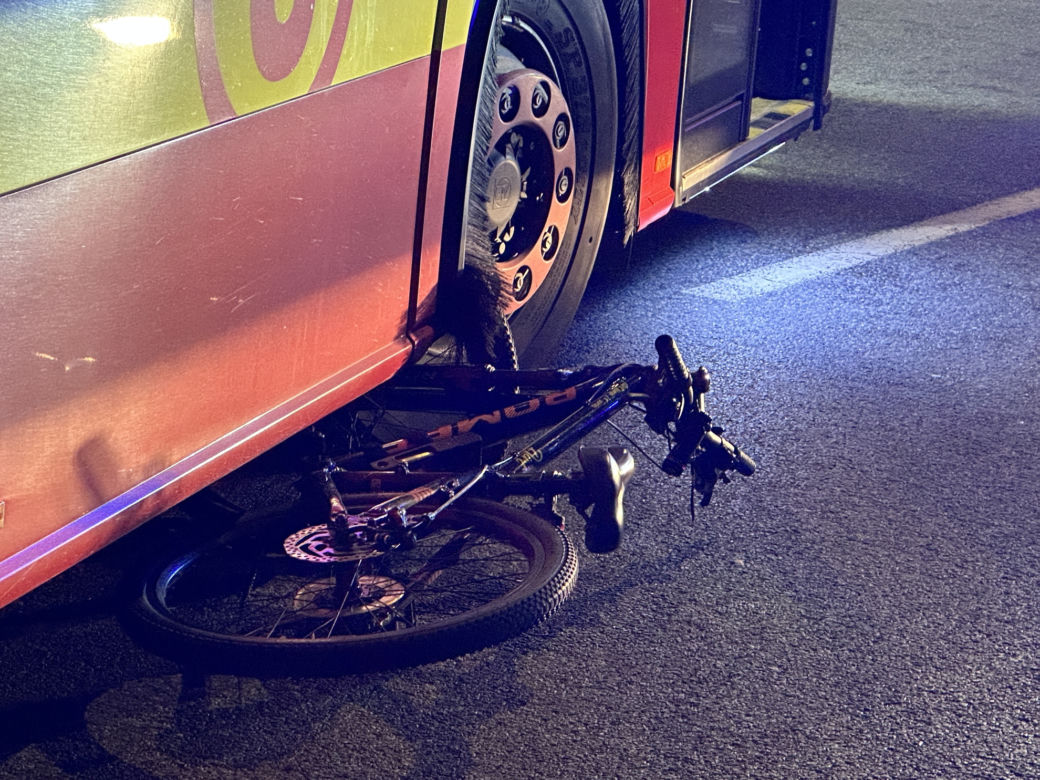 Autobus miejski huknął w 9-latka na rowerze. Chłopiec trafił do szpitala