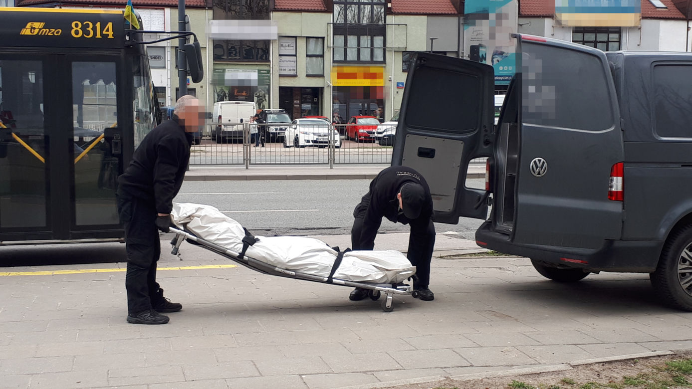 Makabra na Grochowie. Zwłoki w krzakach przy galerii handlowej