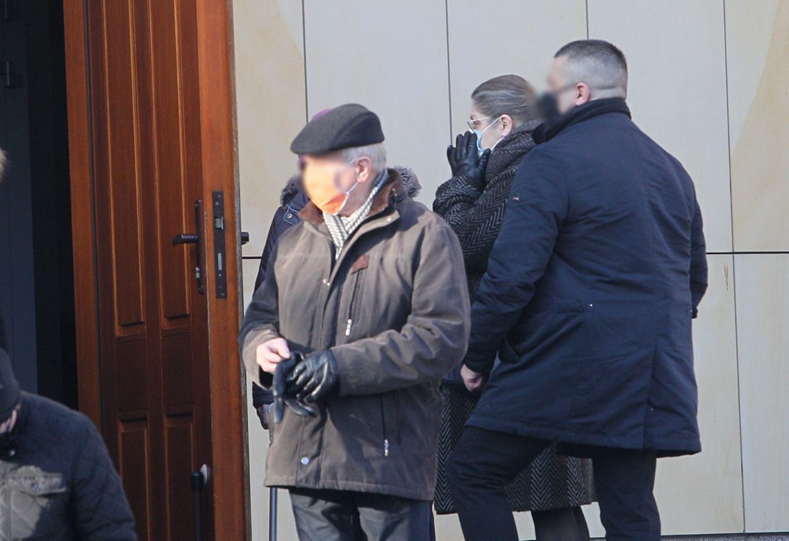 Krystyna Pawłowicz z ochroniarzem w niedzielny poranek