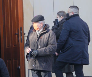 Krystyna Pawłowicz z ochroniarzem w niedzielny poranek