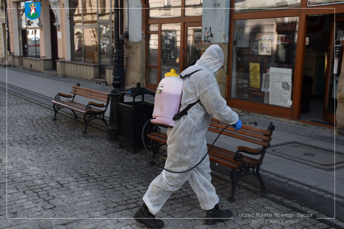 Białe kombinezony i Virkon. Tak w Nowym Sączu walczą z epidemią koronawirusa! 