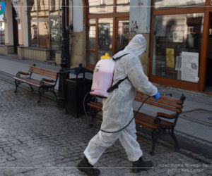 Białe kombinezony i Virkon. Tak w Nowym Sączu walczą z epidemią koronawirusa! 