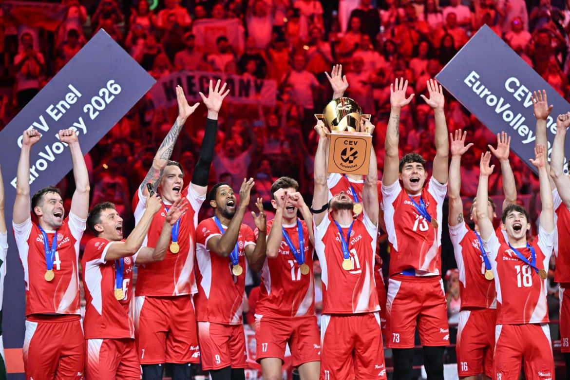 Siatkarze reprezentacji Polski podczas ceremonii dekorcji po meczu finałowym mistrzostw Europy z Francją