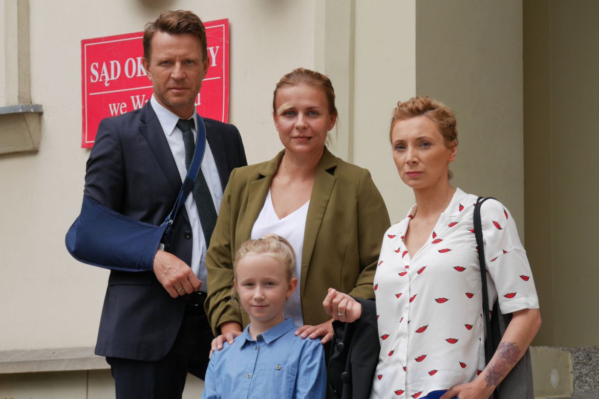  Pierwsza miłość. Marysia (Aneta Zając), Julka (Łucja Kawczak), Laura Burczyńska (Katia Paliwoda), Michał (Wojciech Błach)