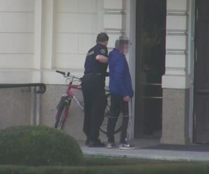 Bydgoszcz. Pił piwo na Starym Rynku, a potem odjechał nie swoim rowerem! Wszystko pod okiem kamery 