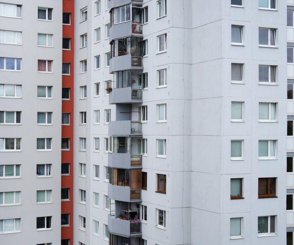Warszawa. Kobieta wypadła z 5. piętra? Dramatyczne sceny na Białołęce