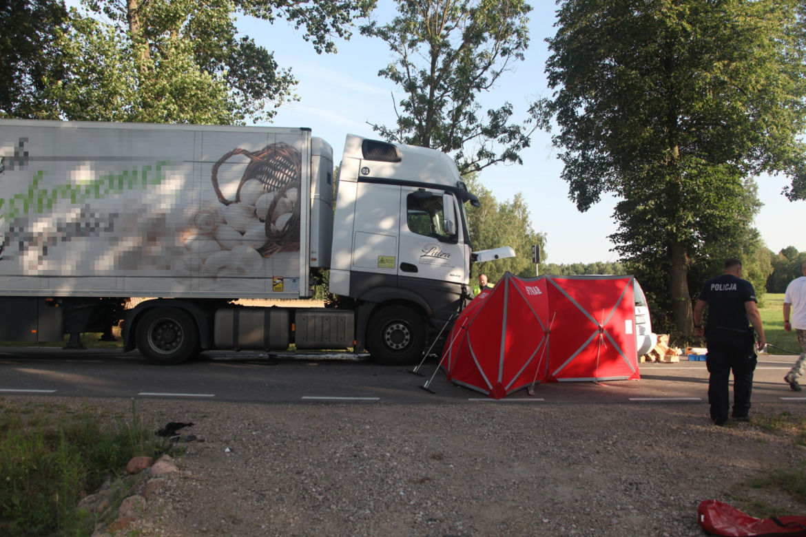 Potworny wypadek pod Siedlcami. 69-latka zmiażdżona przez tira. Wcześniej sprzedawała truskawki