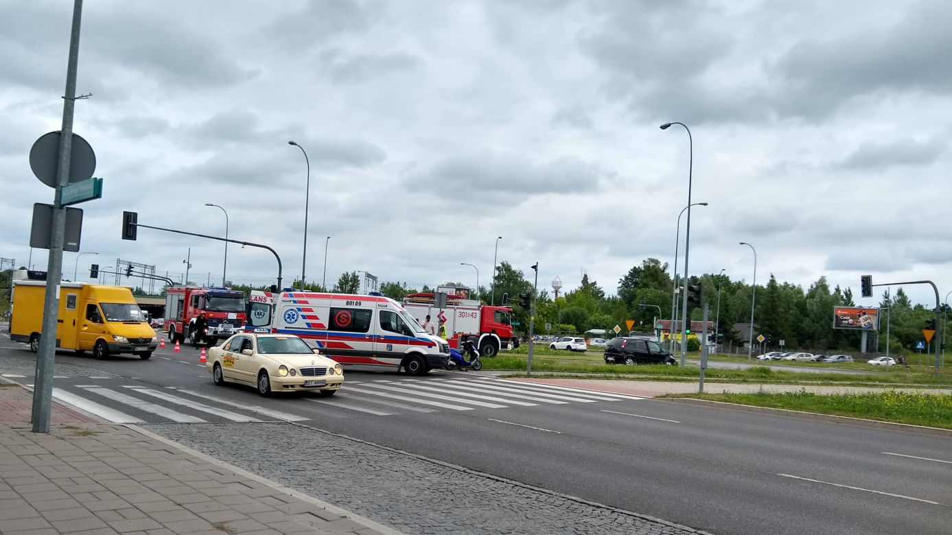 Wypadek przy tunelu Fieldorfa "Nila". Dwa pojazdy uszkodzone, skuter na jezdni [ZDJĘCIA]