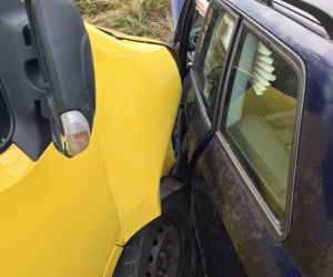 Kolizja na DK12 koło Leszna. Pojazdy omal nie wpadły do rowu