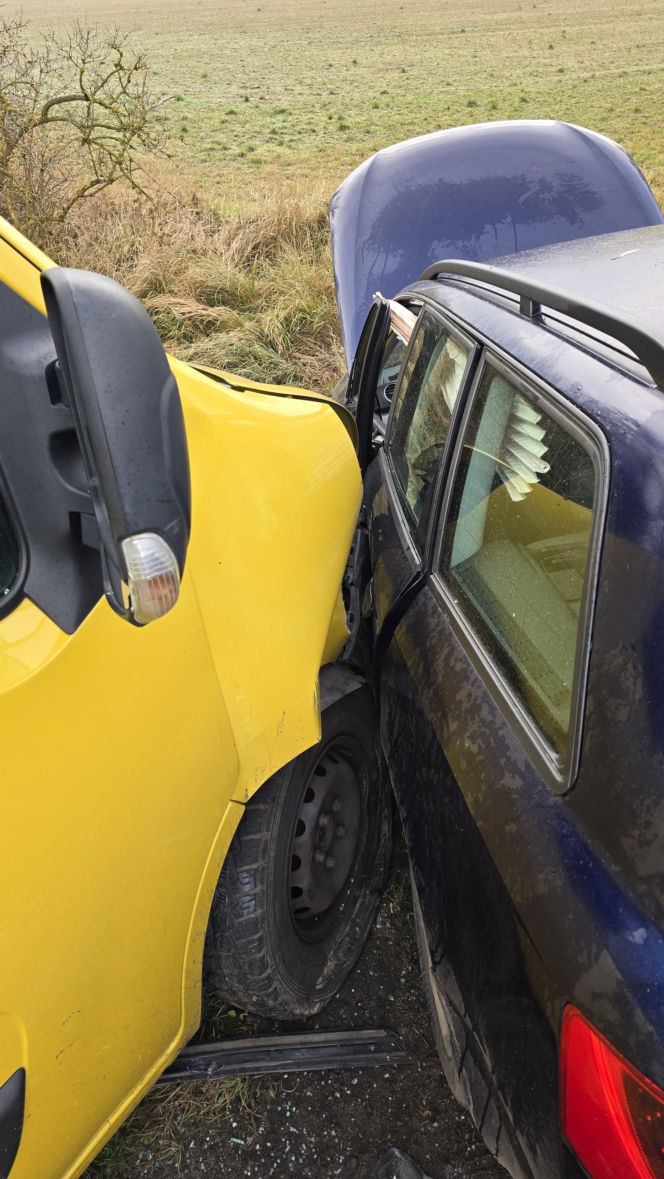 Kolizja na DK12 koło Leszna. Pojazdy omal nie wpadły do rowu