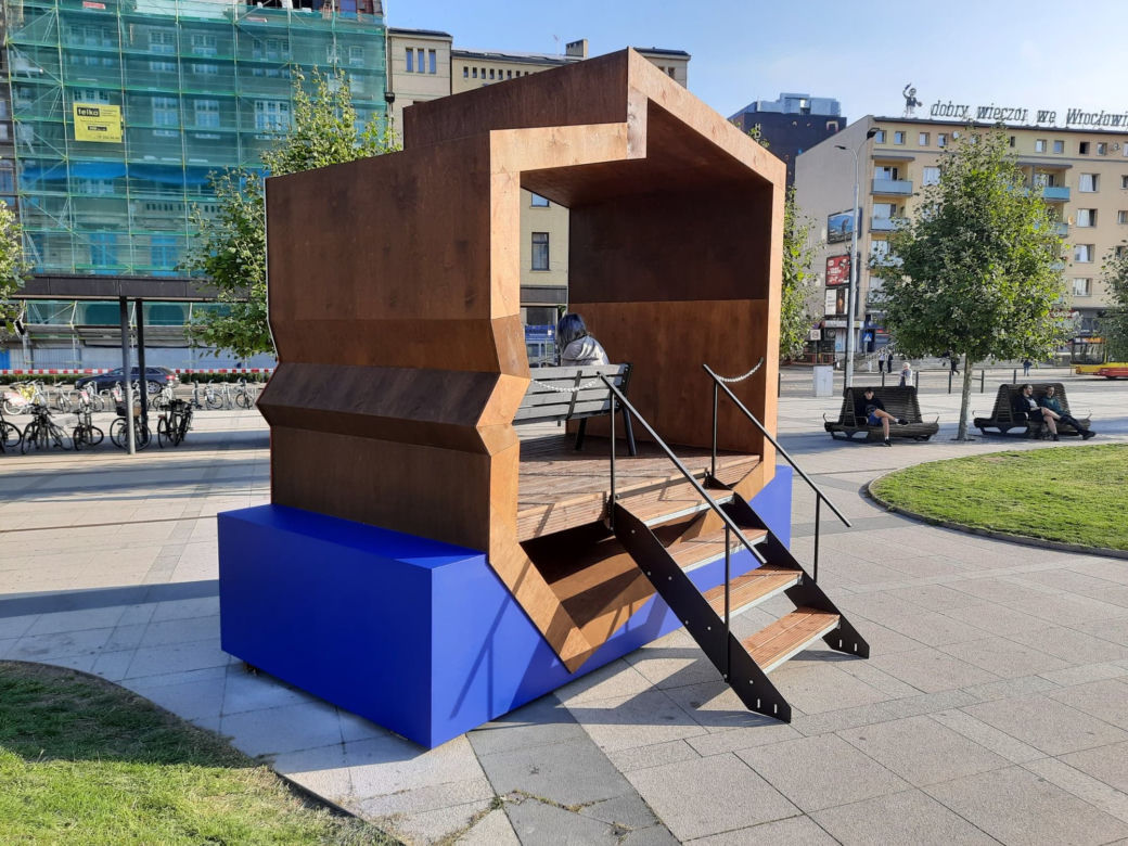 Instalacja stanęła przed Dworem Głównym PKP