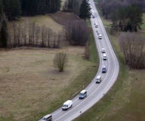 Wielki transport z cudzoziemcami przekroczył granicę. Pojechali w kierunku Litwy [ZDJĘCIA]